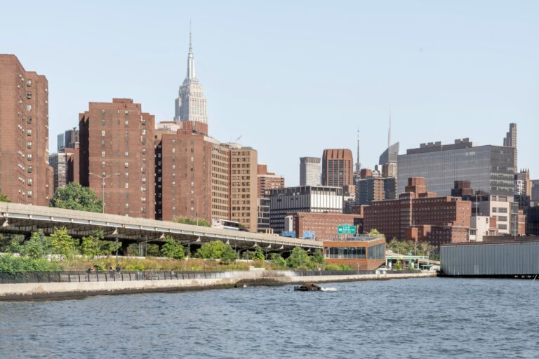 big-east-river-resiliency-new-york_dezeen_2364_col_2